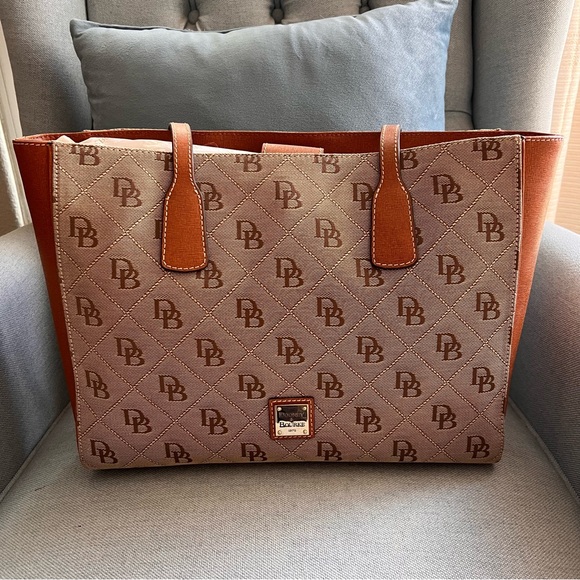 Dooney & Bourke Jacquard Maxi Quilt Ashton Tote - Picture 6 of 9